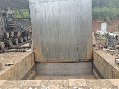 場地轉(zhuǎn)讓一臺江陰華科1000噸打包機(jī)圖2